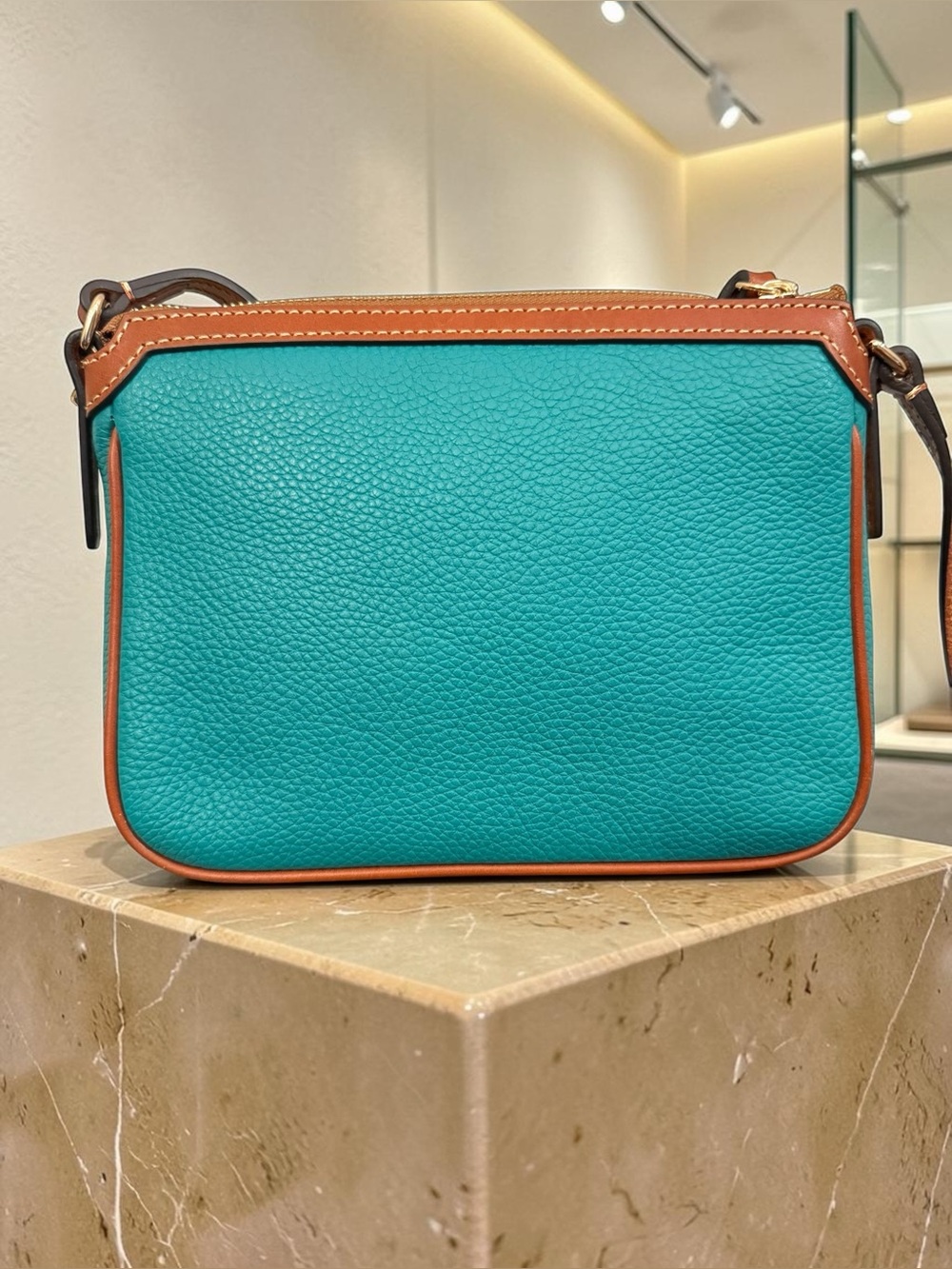 🌿 Dooney & Bourke Pebble Grain East West Pocket Crossbody – Spearmint /Like New! - Picture 2 of 7